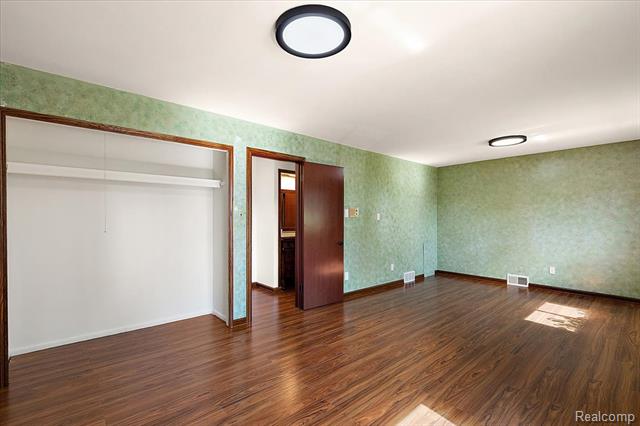 Builiding view twenty for 1631 E Elza, Hazel Park, MI. 48030