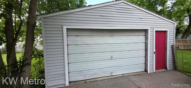 Builiding view fifteen for 30 W Maxlow, Hazel Park, MI. 48030