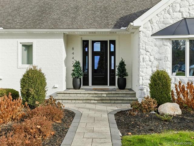 Builiding view two for 8442 Lakeshore, Fort Gratiot, MI. 48059