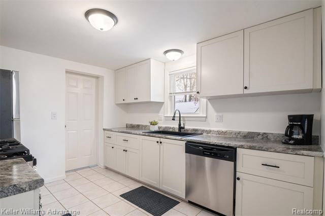 Builiding view eight for 20406 Floral, Livonia, MI. 48152