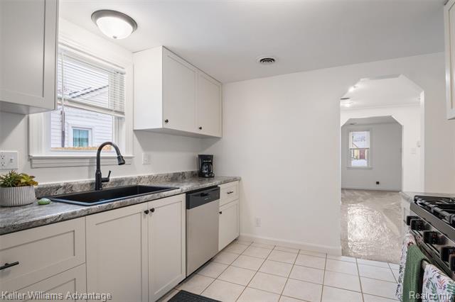 Builiding view eleven for 20406 Floral, Livonia, MI. 48152