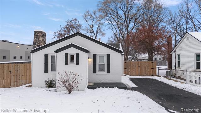 Builiding view one for 20406 Floral, Livonia, MI. 48152