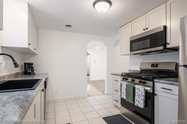 Builiding view ten for 20406 Floral, Livonia, MI. 48152