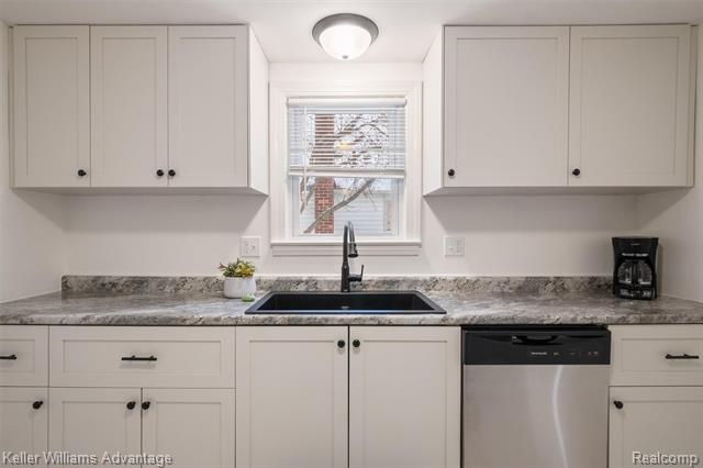 Builiding view twelve for 20406 Floral, Livonia, MI. 48152