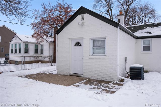 Builiding view twenty five for 20406 Floral, Livonia, MI. 48152