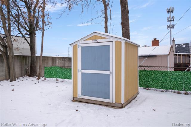 Builiding view twenty nine for 20406 Floral, Livonia, MI. 48152