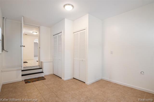 Builiding view twenty one for 20406 Floral, Livonia, MI. 48152