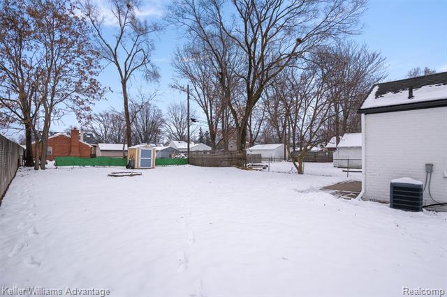 Builiding view twenty six for 20406 Floral, Livonia, MI. 48152