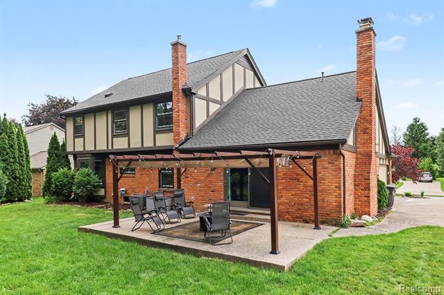 Builiding view one for 20145 Woodbend, Northville, MI. 48167
