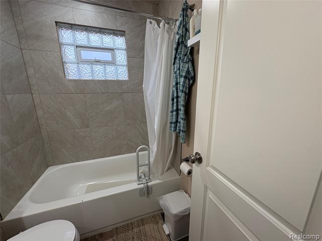 Builiding view seventeen for 7315 Hollywood, Romulus, MI. 48174