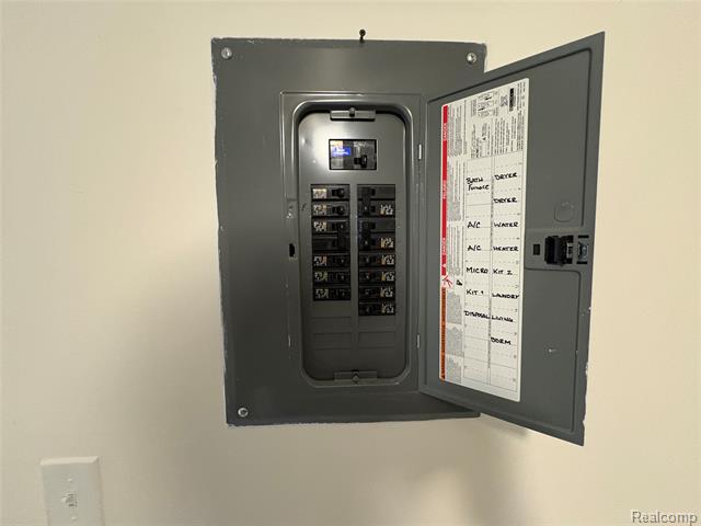 Builiding view twenty four for 7315 Hollywood, Romulus, MI. 48174