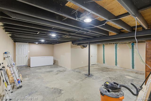 Builiding view seventeen for 9358 Karen, Romulus, MI. 48174