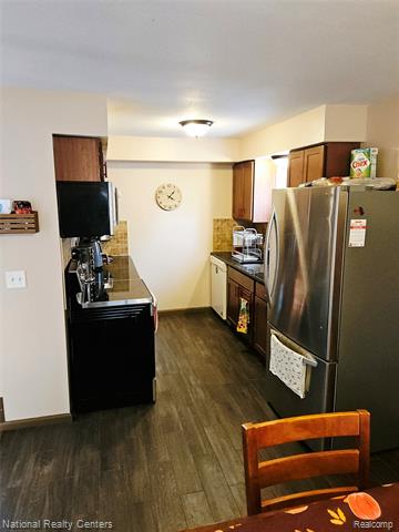 Builiding view eight for 5901 Washington, Romulus, MI. 48174