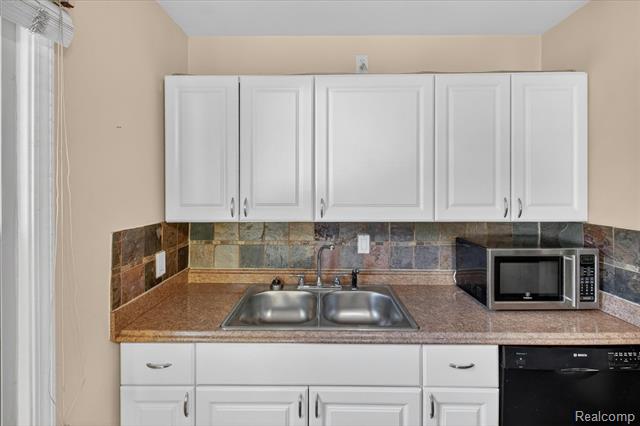 Builiding view eleven for 33953 Glover, Wayne, MI. 48184