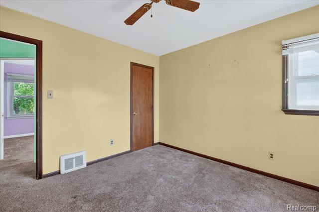 Builiding view nineteen for 33953 Glover, Wayne, MI. 48184