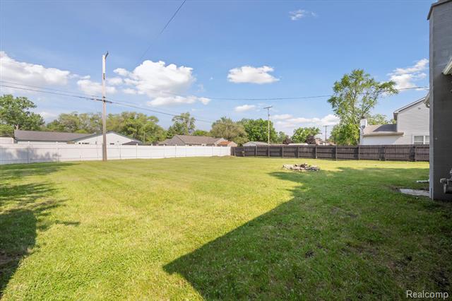 Builiding view twenty one for 5932 Colorado, Romulus, MI. 48174