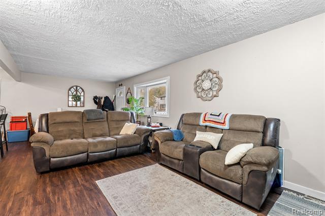 Builiding view eight for 34441 Phyllis, Wayne, MI. 48184