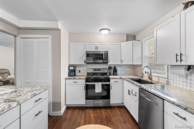 Builiding view eleven for 34441 Phyllis, Wayne, MI. 48184