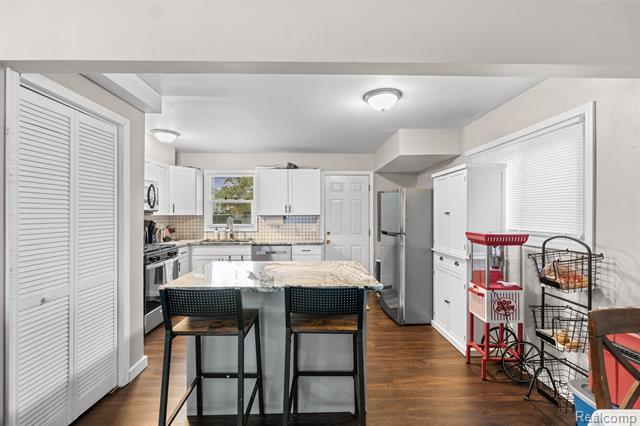 Builiding view nine for 34441 Phyllis, Wayne, MI. 48184