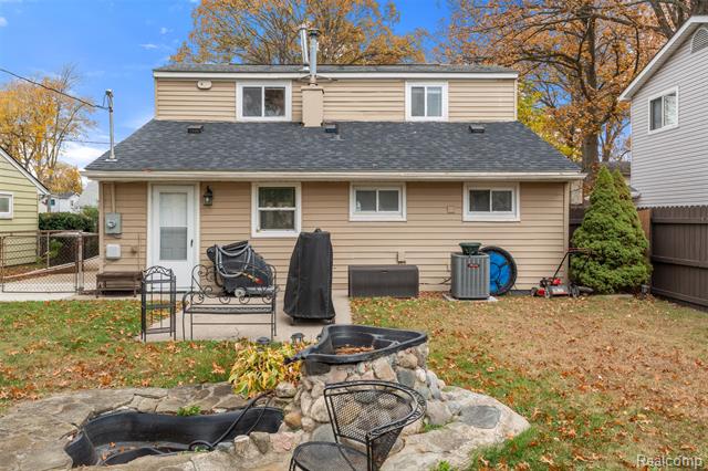 Builiding view nineteen for 34441 Phyllis, Wayne, MI. 48184