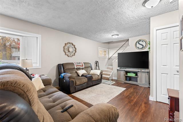 Builiding view seven for 34441 Phyllis, Wayne, MI. 48184