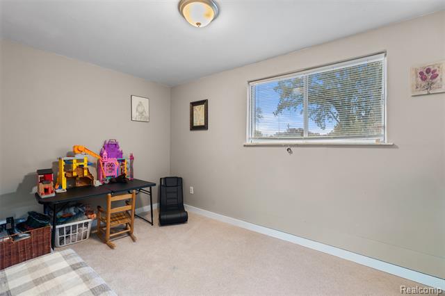 Builiding view seventeen for 34441 Phyllis, Wayne, MI. 48184