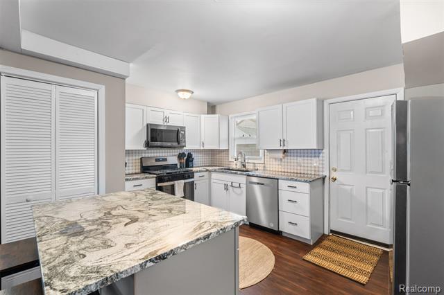 Builiding view ten for 34441 Phyllis, Wayne, MI. 48184