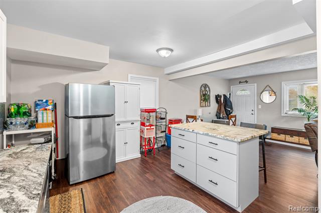 Builiding view thirteen for 34441 Phyllis, Wayne, MI. 48184