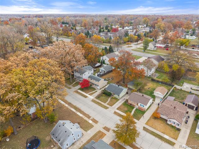 Builiding view thirty three for 34441 Phyllis, Wayne, MI. 48184