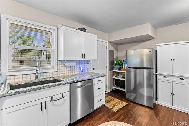 Builiding view twelve for 34441 Phyllis, Wayne, MI. 48184