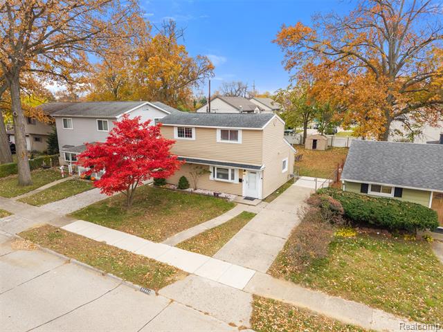 Builiding view twenty five for 34441 Phyllis, Wayne, MI. 48184