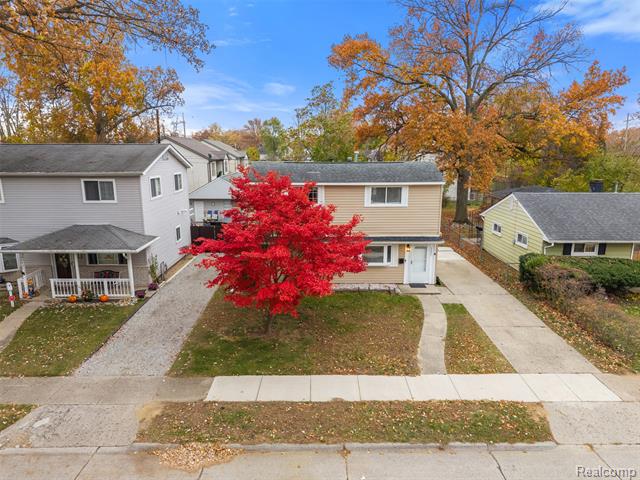 Builiding view twenty four for 34441 Phyllis, Wayne, MI. 48184