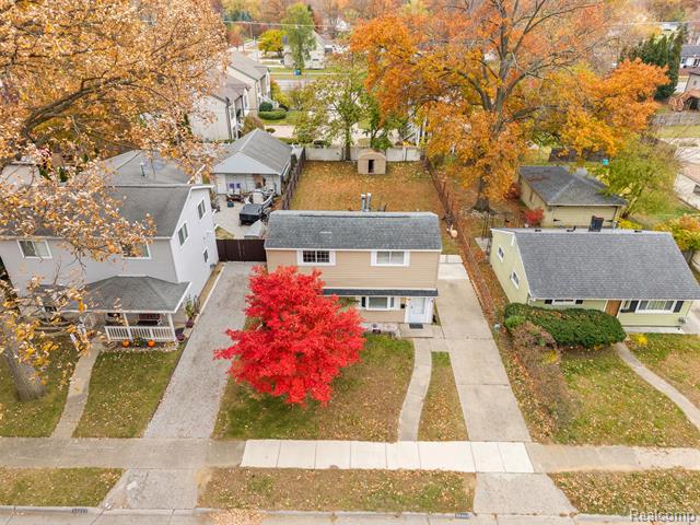 Builiding view twenty seven for 34441 Phyllis, Wayne, MI. 48184