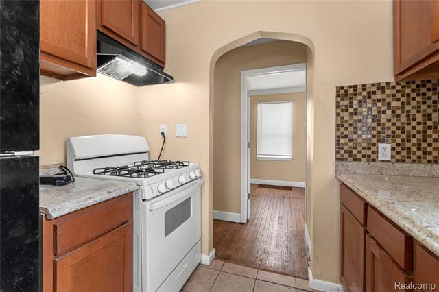 Builiding view eight for 25885 Currier, Dearborn Heights, MI. 48125