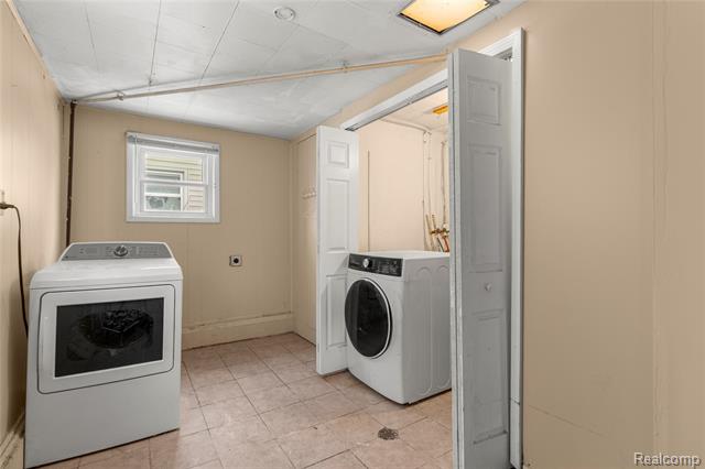 Builiding view fifteen for 25885 Currier, Dearborn Heights, MI. 48125