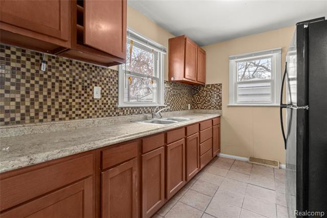 Builiding view nine for 25885 Currier, Dearborn Heights, MI. 48125