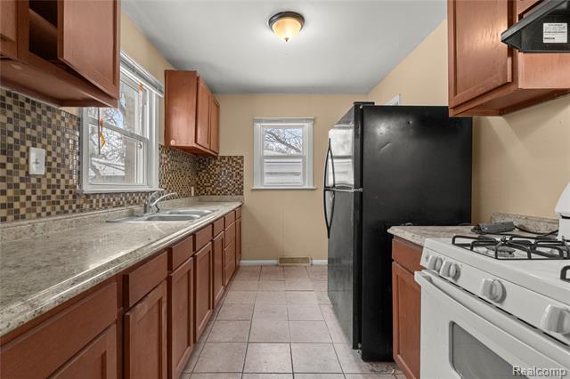 Builiding view seven for 25885 Currier, Dearborn Heights, MI. 48125