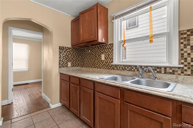 Builiding view ten for 25885 Currier, Dearborn Heights, MI. 48125