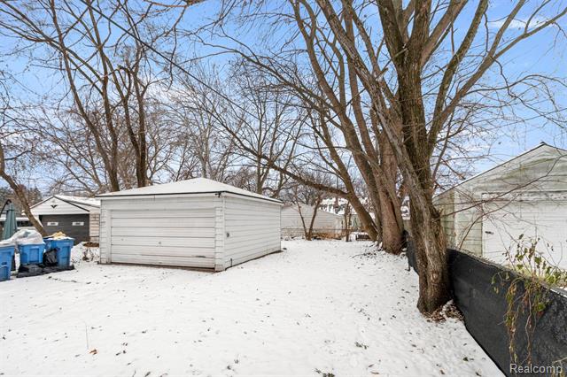 Builiding view twenty one for 25885 Currier, Dearborn Heights, MI. 48125