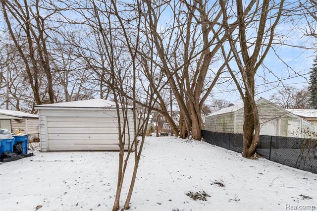 Builiding view twenty for 25885 Currier, Dearborn Heights, MI. 48125