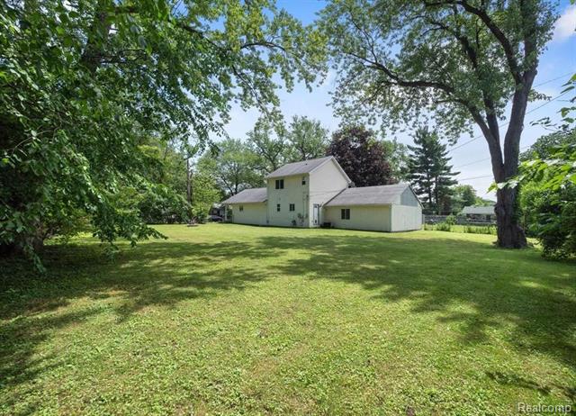 Builiding view eighteen for 5642 Weddel, Dearborn Heights, MI. 48125