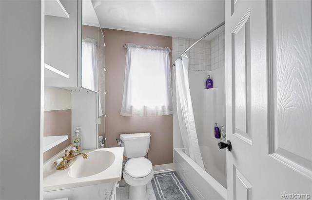 Builiding view fourteen for 5642 Weddel, Dearborn Heights, MI. 48125