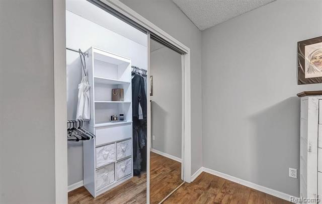 Builiding view nine for 5642 Weddel, Dearborn Heights, MI. 48125