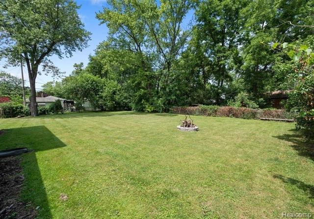 Builiding view seventeen for 5642 Weddel, Dearborn Heights, MI. 48125