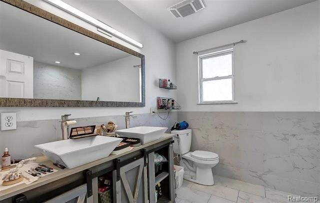 Builiding view six for 5642 Weddel, Dearborn Heights, MI. 48125