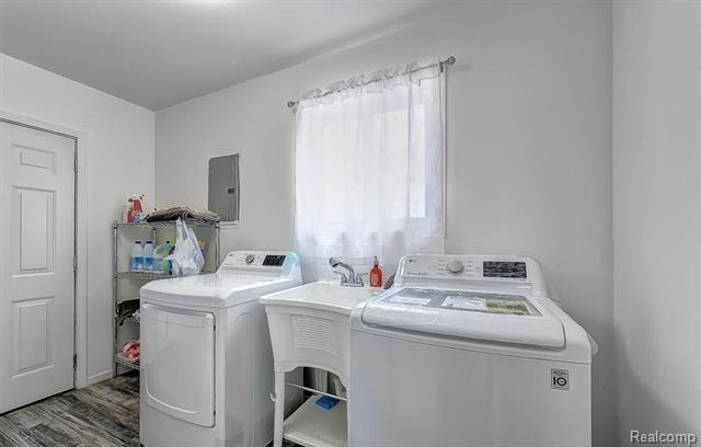 Builiding view ten for 5642 Weddel, Dearborn Heights, MI. 48125