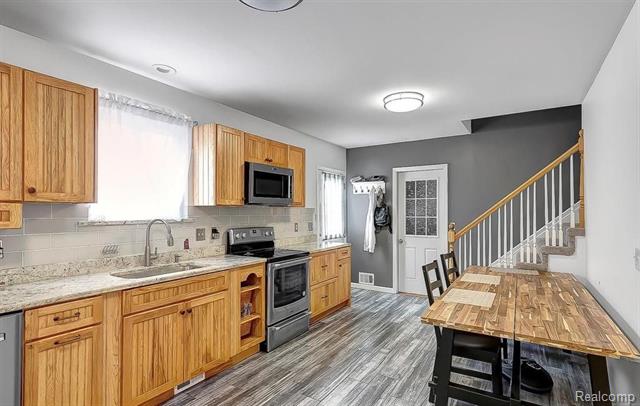 Builiding view three for 5642 Weddel, Dearborn Heights, MI. 48125