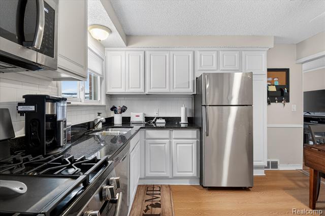 Builiding view fifteen for 22856 S Brookside, Dearborn Heights, MI. 48125