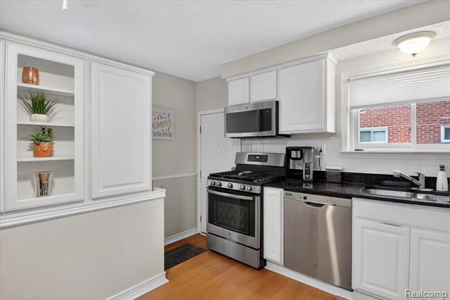 Builiding view fourteen for 22856 S Brookside, Dearborn Heights, MI. 48125