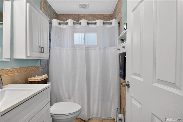 Builiding view nineteen for 22856 S Brookside, Dearborn Heights, MI. 48125